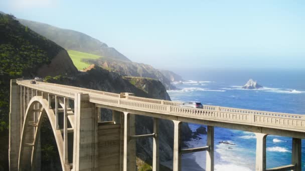 ロードトリップのコンセプト コピースペース風光明媚な旅行やカリフォルニア州での休暇中の西海岸観光 世界的に有名なビクスビー橋による車の映像 K静止画がRedカメラで撮影 — ストック動画