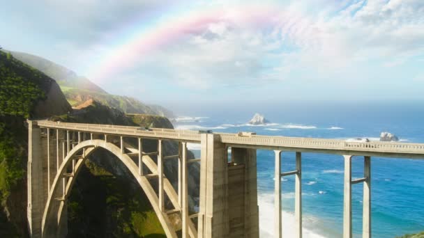 世界的に有名なビクスビー橋の上の映画的なカラフルな虹 ロードトリップ 観光旅行 西海岸観光 カリフォルニア州での休暇米国 アーチによって駆動車Bixby橋4K静止画Redカメラショット — ストック動画