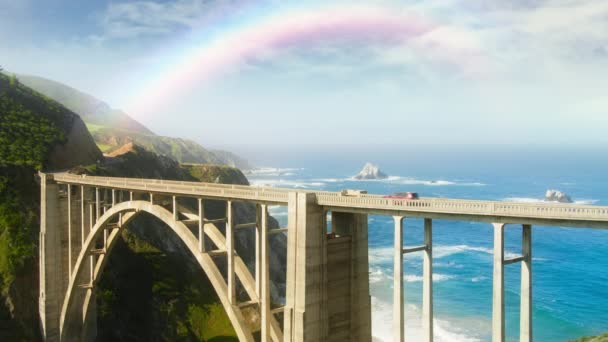 美しいカラフルな虹が西海岸の風景の背景とアーチBixby橋の上に表示されます ロードトリップ 観光旅行 カリフォルニア州での休暇 アーチブリッジによる車 Redカメラ — ストック動画