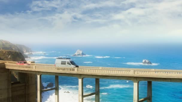 高いBixby橋 Redカメラショットで観光客のVan運転の映画的なビュー 道路旅行のコンセプトのためのスペースをコピーし 風光明媚な西海岸の風景で旅行 カリフォルニア州の休暇旅行休暇 — ストック動画