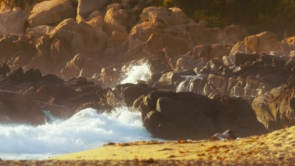 Повільне Фонове Зображення Скелястому Узбережжі Каліфорнії Сша Тихоокеанські Океанські Хвилі — стокове відео