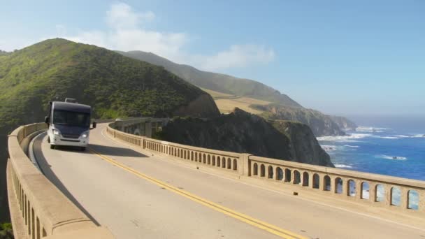 Tourist Camper Van Riding Bixby Bridge Scenic California Coast Sunny — Stockvideo