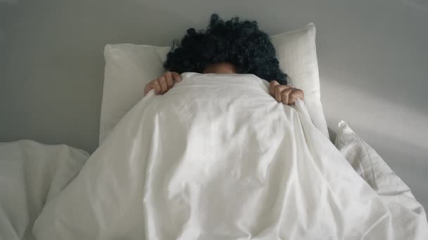 Fata Negru Creț Afro Păr Iese Limba Uită Camera Dormitor — Videoclip de stoc
