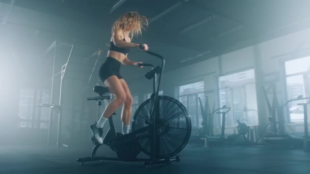 Blonde Haired Caucasian Girl Improving Her Health Gym Side View — Vídeo de Stock