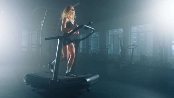 現代のジムスタジオでジョギング白人スポーツ女性の側面図 美しい 心血管のワークアウトのためのトレッドミル装置を使用してアクティブな女性選手 高品質4K映像 — ストック動画