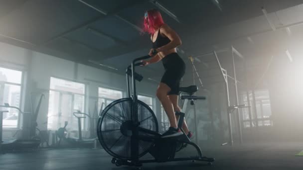 Caucasian Woman Her 30S Exercising Elliptical Machine Young Active Sportswoman — Αρχείο Βίντεο