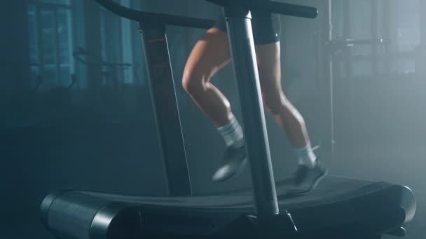 室内でジョギングをするスポーティ 白人女性のクローズアップビュー トレーニング中に健康的な体にフィットするブロンドの髪の女の子のサイドショット 高品質4K映像 — ストック動画