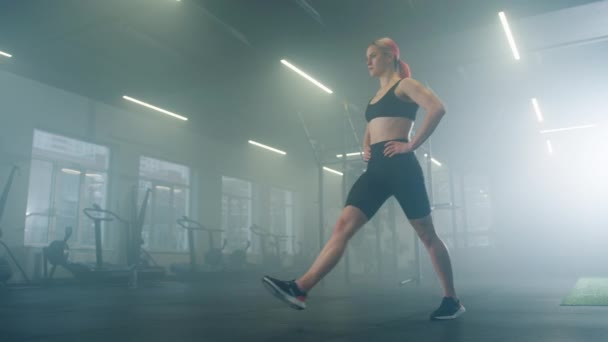 ジムスタジオで足の筋肉を構築する女性アスリート スポーツ女性のクローズアップショットは 彼女の輝きを訓練し 屋内で彼女の体をトーン 高品質4K映像 — ストック動画