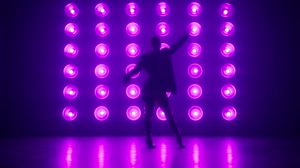 Silhouette Sexy Woman Dancing Glowing Square Purple Bulb Lamps Background — Vídeo de stock
