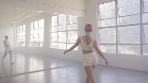 Funky Girl Pink Hair Performing Cool Dance Mirror Glass Studio — Vídeo de stock