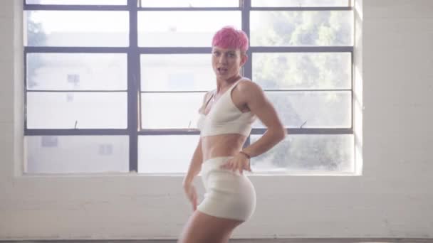 Модница Горячими Розовыми Волосами Белым Нарядом Танцует Студии Белых Танцев — стоковое видео