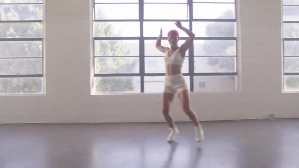 Щаслива Красива Біла Жінка Йде Танцює Приміщенні Молода Безтурботна Дівчина — стокове відео
