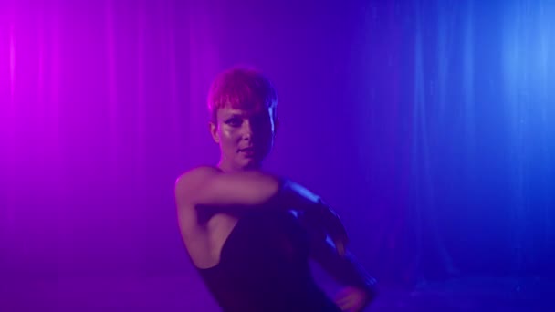 Hot Woman Dancer Looking Camera Pink Purple Blue Studio Spotlights — Vídeo de Stock