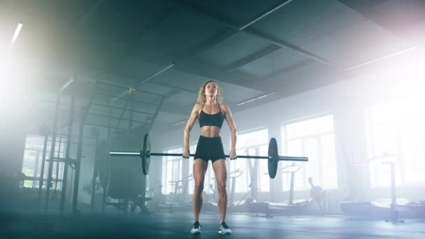Beautiful Caucasian Sportswoman Her 20S Developing Total Body Strength Indoors — ストック動画