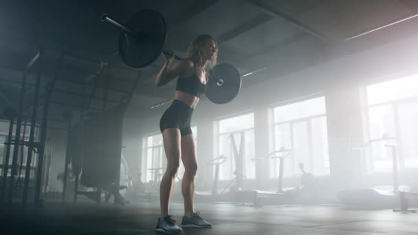 Aktif Formda Bayan Gücünü Yoğun Egzersizle Test Ediyor Karanlık Modern — Stok video