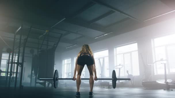 Back View Unrecognizable Strong Woman Lifting Weights Barbell Close Shot — ストック動画