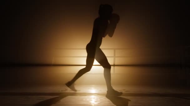 Neznámá Silná Žena Trénuje Sama Boxerském Klubu Silueta Dívky Intenzivním — Stock video