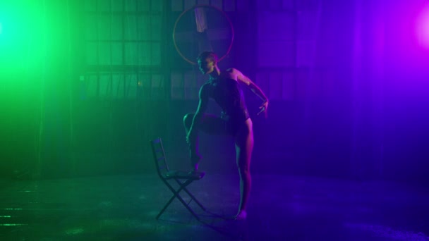 Menina Sexy Executando Dança Cadeira Fundo Estúdio Futurista Urbano Cyberpunk — Vídeo de Stock