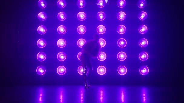 斯莱姆适合活跃的女子跳Rnb风格的舞步 在地板上旋转 表演舞曲 在舞台上表演 穿着时髦服装的女性轮廓蓬松的粉色毛皮外套 闪亮的银色靴子 — 图库视频影像