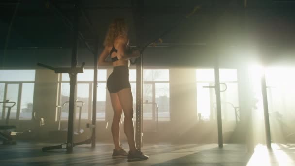 アクティブ ブロンドの髪の女性の肖像画は より強く より速くなるために自分の体重で彼女に挑戦します 足の筋肉を強化するために中断ロープにスクワット女の子 高品質4K映像 — ストック動画