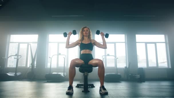 Atleta Feminina Realizando Treinamento Força Alta Intensidade Vista Perto Esportista — Vídeo de Stock