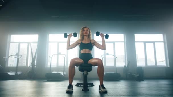 Vista Perto Esportista Caucasiana Usando Halteres Para Construir Massa Muscular — Vídeo de Stock