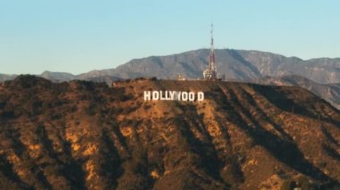 Los Angeles, Kaliforniya ABD. Hollywood tabelasının hava görüntüsü. Dünyaca ünlü yıldızlar ve ünlüler şehrinde yaz tatili. Film konumu, film endüstrisi simgesi, turizm konsepti olarak bilinir.