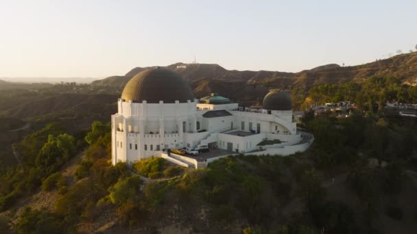 Drone Che Vola Intorno Griffith Observatory Nel Parco Verde Sulle — Video Stock