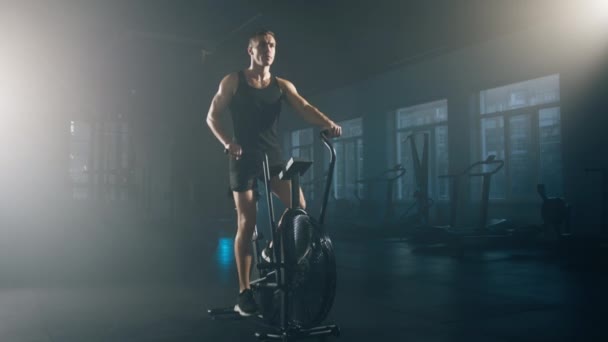 근육질의 코카서스 남자는 기계를 사용하여 체력을 시켰다 운동복을 선수의 사진은 — 비디오