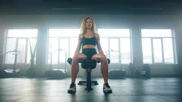 Visão Perto Mulher Caucasiana Promovendo Crescimento Muscular Usando Equipamentos Peso — Vídeo de Stock