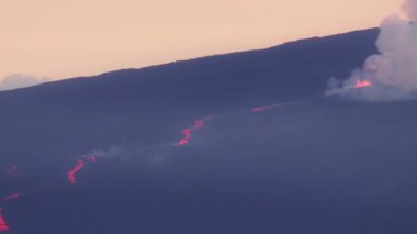 Mauna Loa Dağı 'ndaki patlamanın kırmızı kamerasındaki uzaklık manzarası. Sıcak kırmızı lav fıskiyesi tehlikeli dumanlarla kaplı, Hawaii Büyük Adası Pasifik Okyanusu. Açık doğa gezginliği.