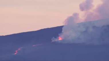 Mauna Loa Dağı, Pasifik Okyanusu 'ndaki Hawaii Büyük Adası' nda magma fıskiyesi ile patladı. Kızıl Lav 'ın çatlak içindeki kırmızı kamerasının uzaktan görüntüsü tehlikeli dumanlarla dolu. Açık havada dolaşma arzusu.