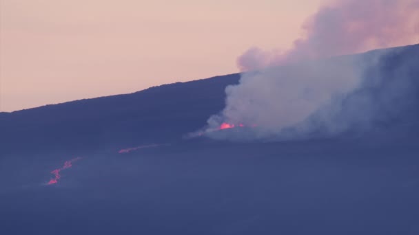 Distanza Ripresa Sulla Macchina Fotografica Rosso Eruzione Sulla Montagna Mauna — Video Stock