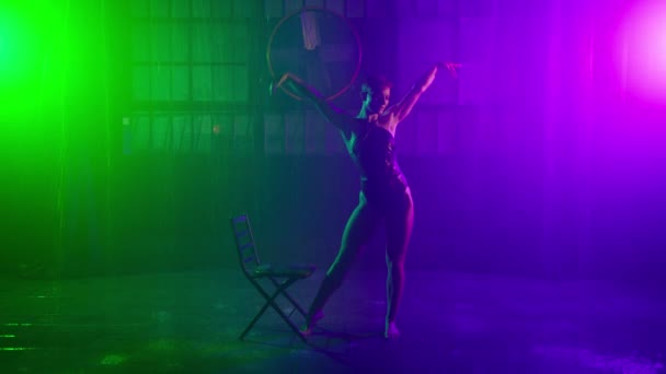 Mulher Quente Nova Com Cabelo Rosa Curto Executa Dança Tira — Vídeo de Stock