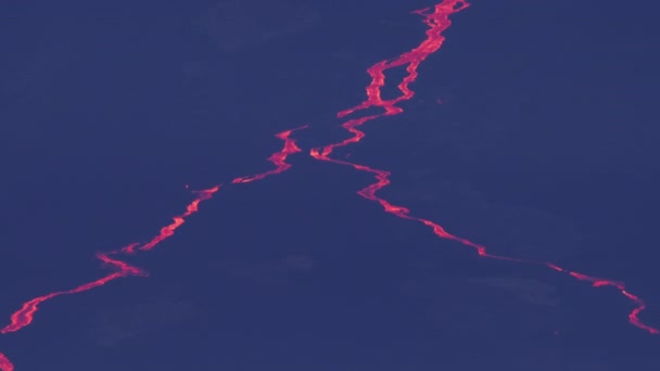하와이 때불타는 강처럼 흐르는 뜨거운 용암인 마그마는 속에서 언덕을 천천히 — 비디오
