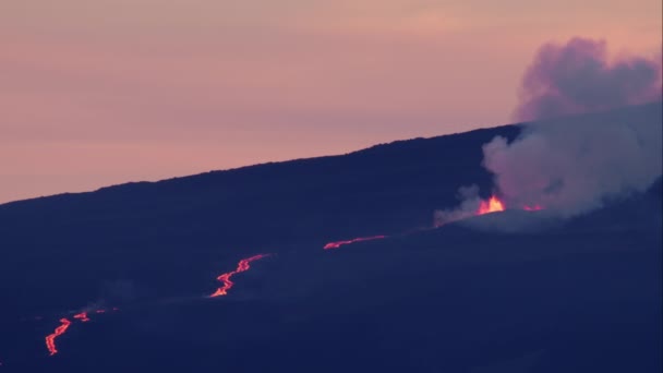 危険な濃い煙の空気中で映画のバラの金の夕日を上げる煙 マウナロア火山噴水の噴火ビッグアイランド ハワイUsa Redカメラの距離が撮影されました 赤い熱い溶岩とクレーターが流れる — ストック動画