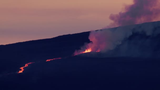 流动的红色热熔岩和火山口 在电影 玫瑰的金色日落 危险的浓烟在空气中升起 美国夏威夷州大岛Mauna Loa火山喷泉喷发4K红外摄像机距离拍摄 — 图库视频影像