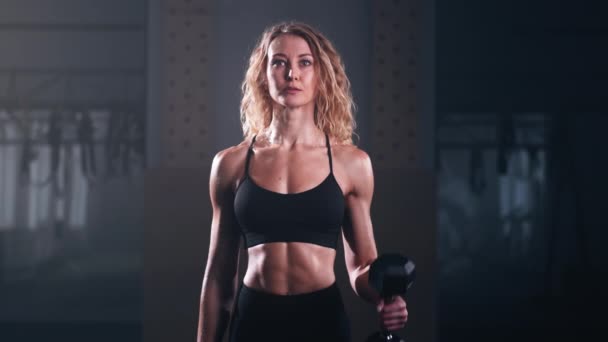 Közelkép Női Sportoló Amelynek Súlyemelő Edzés Építeni Izomtónus Fitness Egy — Stock videók