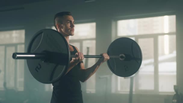 Close View Sporty Man Performing Barbell Curls Gain Lean Biceps — Vídeo de Stock