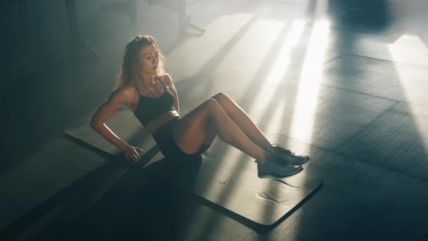 Close View Blonde Haired Lady Performing Full Body Workout Portrait — Stock video