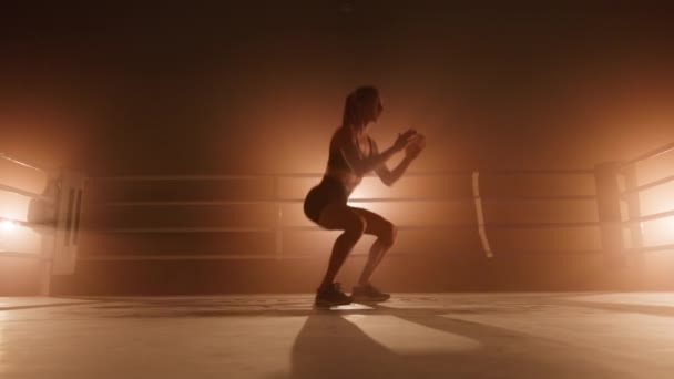 Detailní Záběr Dřepící Šampionky Dramatickým Světlem Pozadí Silueta Ženy Sportovní — Stock video
