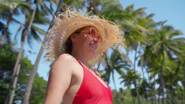 Gyönyörű Lány Szalmakalapban Piros Fürdőruhában Élvezi Napfürdőt Strandon Közelkép Fiatal — Stock videók