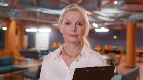 Dojrzała Blondynka Pięćdziesiątce Odnosząca Sukcesy Silna Bizneswoman Koncepcja Feminizmu Biznesu — Wideo stockowe
