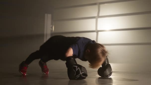 Close Άποψη Του Ενεργού Εξειδικευμένο Παιδί Push Μαύρα Γάντια Πυγμαχίας — Αρχείο Βίντεο