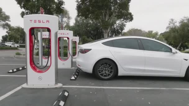 2023年2月7日 ロサンゼルス 大都市の便利な電気自動車充電ステーション 近代的な 白い乗用車のパワーステーションに駐車のアップビューを閉じます 高品質4K映像 — ストック動画