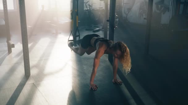 专心致志的女运动员形象 改善了全身力量 稳定性和心脏健康 近视金发碧眼的女士进行全身锻炼 高质量的4K镜头 — 图库视频影像