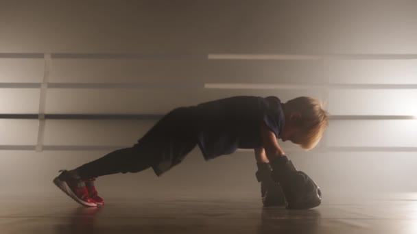 Крупним Планом Маленький Хлопчик Штовхає Боксерські Рукавички Щоб Отримати Сильні — стокове відео