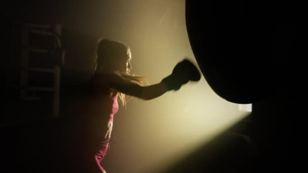 Крупним Планом Виконувати Важкі Агресивні Вправи Темному Порожньому Тренажерному Залі — стокове відео