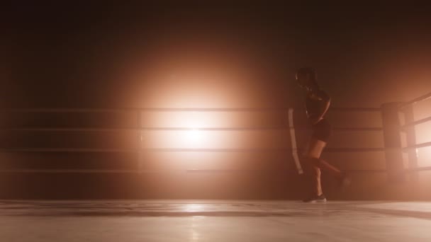 Porträt Einer Jungen Frau Die Sich Vor Einem Sparring Boxring — Stockvideo