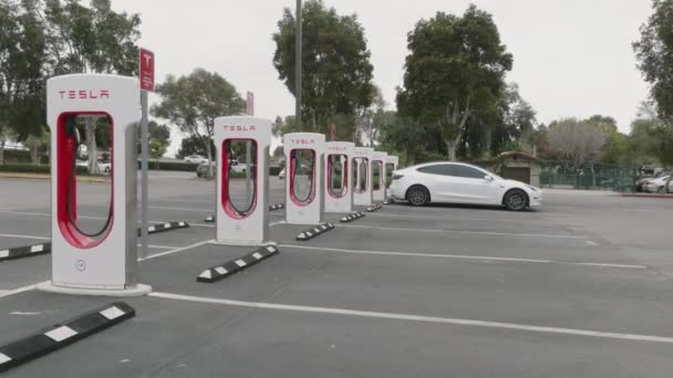 Feb 2023 Los Angeles Usa Beautiful White Car Plugged Charging — Video Stock